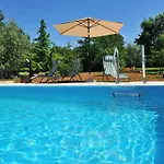 בית נופש Family Friendly House With A Swimming Pool Presika, - 7363 לאבין
